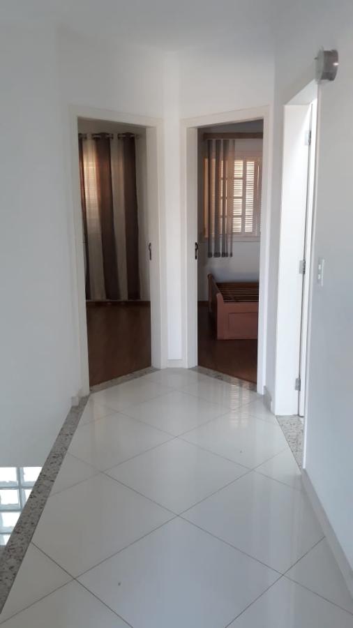 Casa de Condomínio à venda com 3 quartos, 250m² - Foto 2